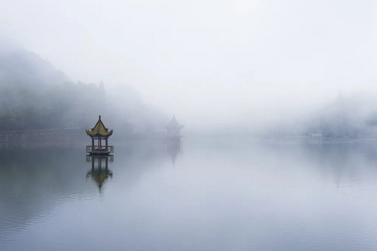 員工夏天穿短褲上班被解雇，法院：若違反公司規(guī)定系合法解除